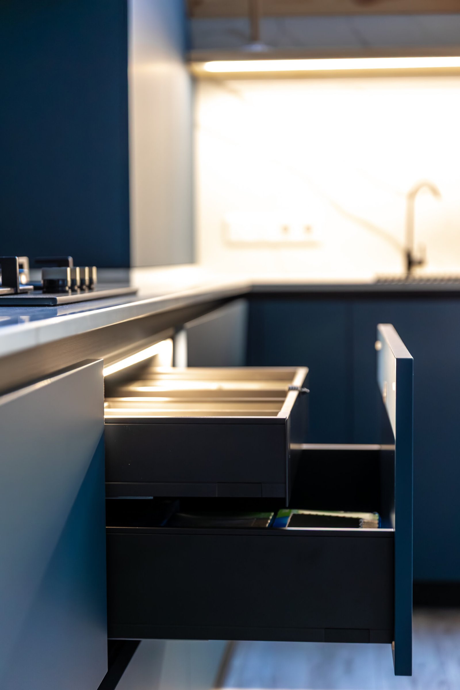 Two extended drawers in a modern kitchen cabinet with integrated lighting. A mix of depth, practicality, and stylish design. SSUCv3H4sIAAAAAAAAA41Py46DMAz8F5+DlECXKvmVqgeTuNQqkCoxW61Q/n0VSrXXvc3Ynoc34AAOeotovNHNubN9Y8xNNxZP50bf+oGGNhjbEigIKATOdJ21pj19GatNp7XWCgbM7MFtwNO0ZkkoHBdwWkGiJVDaIQWWmBgncLooyIKyZsrgtqLAo9AYE+/843fZ6hwcgIK8DhUU9c/ZVQGOtPif6l9qkYlwj7tcFTxeQmk+sqPca8UKn4k9L+PRac0S5zdeolTtniDRPzgc4vcbd84SU82C9TlFDBSO9TrMLPKhib6ZXn/XpZRfcvVlRIQBAAA=